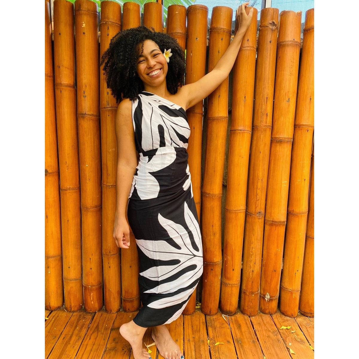 Tahitian Garden Black/White Pareo — Leilanis Attic